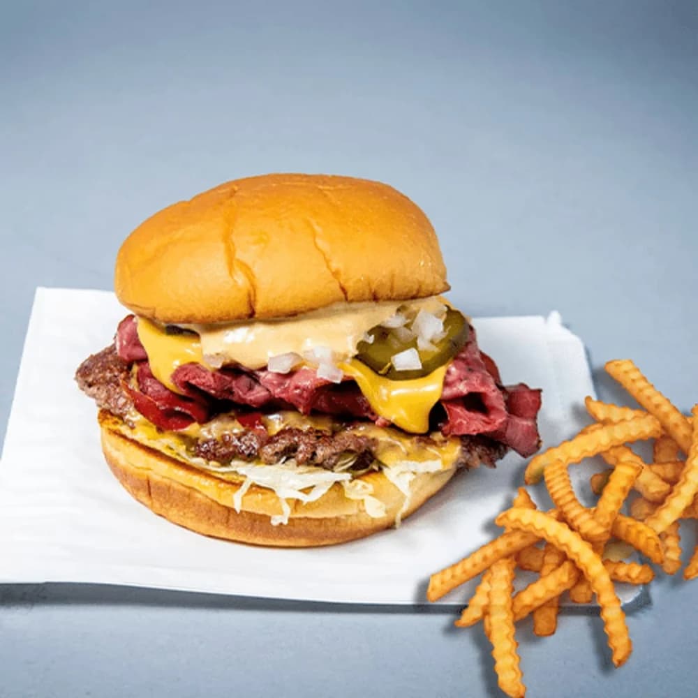 Angus beef smash met halal bacon, American cheese, sla, augurk, ui, tomaat en smash saus. Rokerig en zout, precies goed om twee uur ’s nachts.