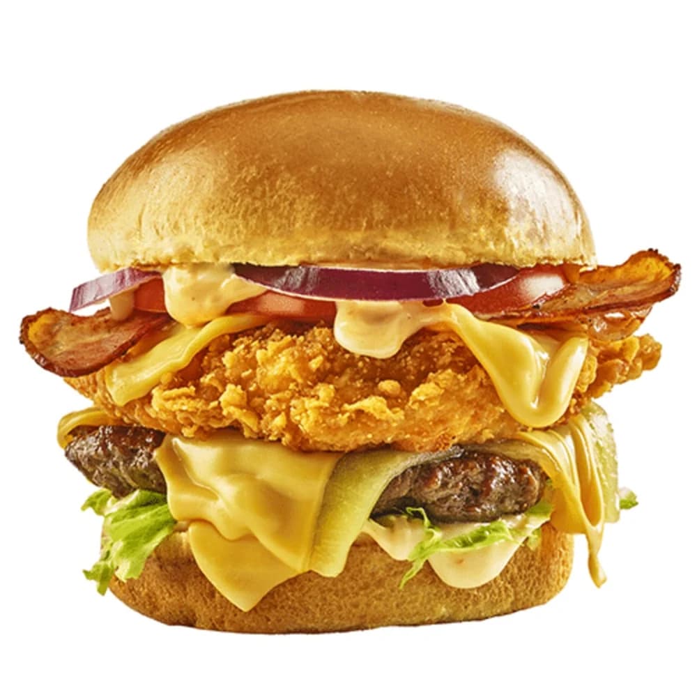 Beef smash én fried chicken samen, met halal bacon, drie keer cheese, sla, augurk, ui, tomaat en smash saus op brioche. Kies niet, neem beide.