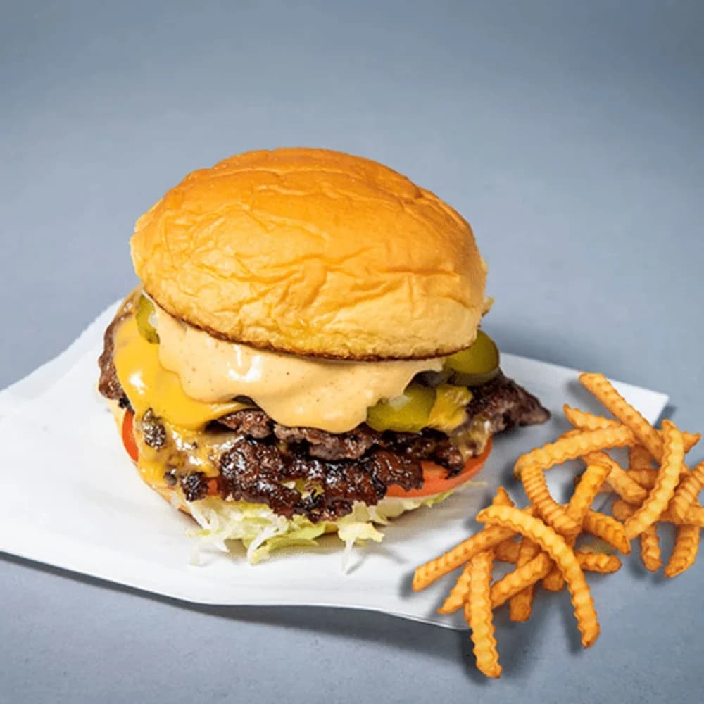 Twee Angus patties, twee keer American cheese en alle toppings op een boterzachte brioche. De publiekslieveling van de briochekant.