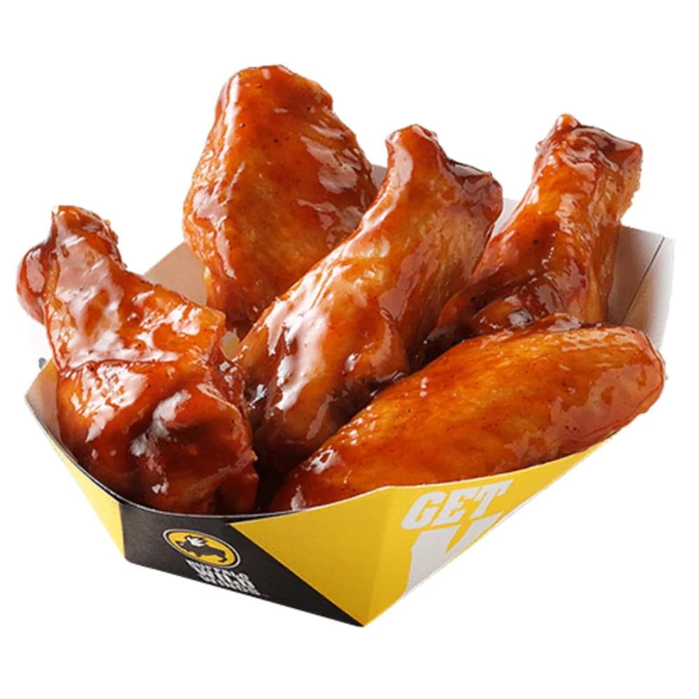 Vier buffalo wings, gelakt met BBQ saus. Plakkerige vingers gegarandeerd.