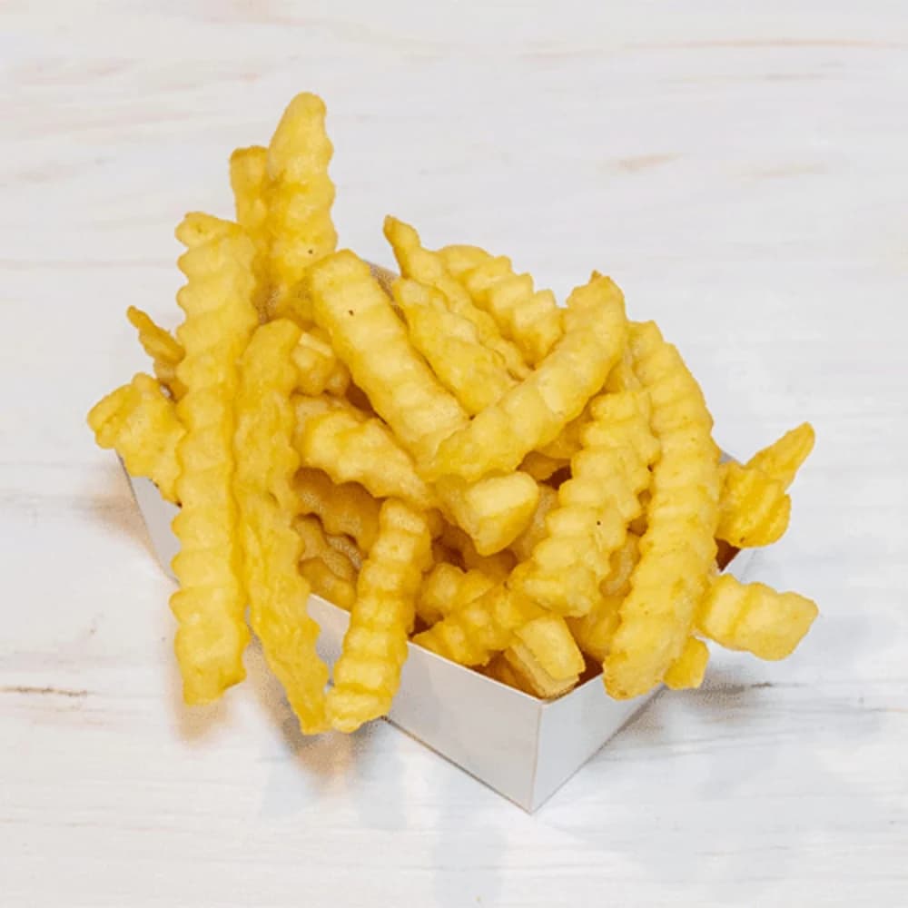 Een portie ribbelfrieten, goudbruin en gezouten. De ribbels houden de saus vast.