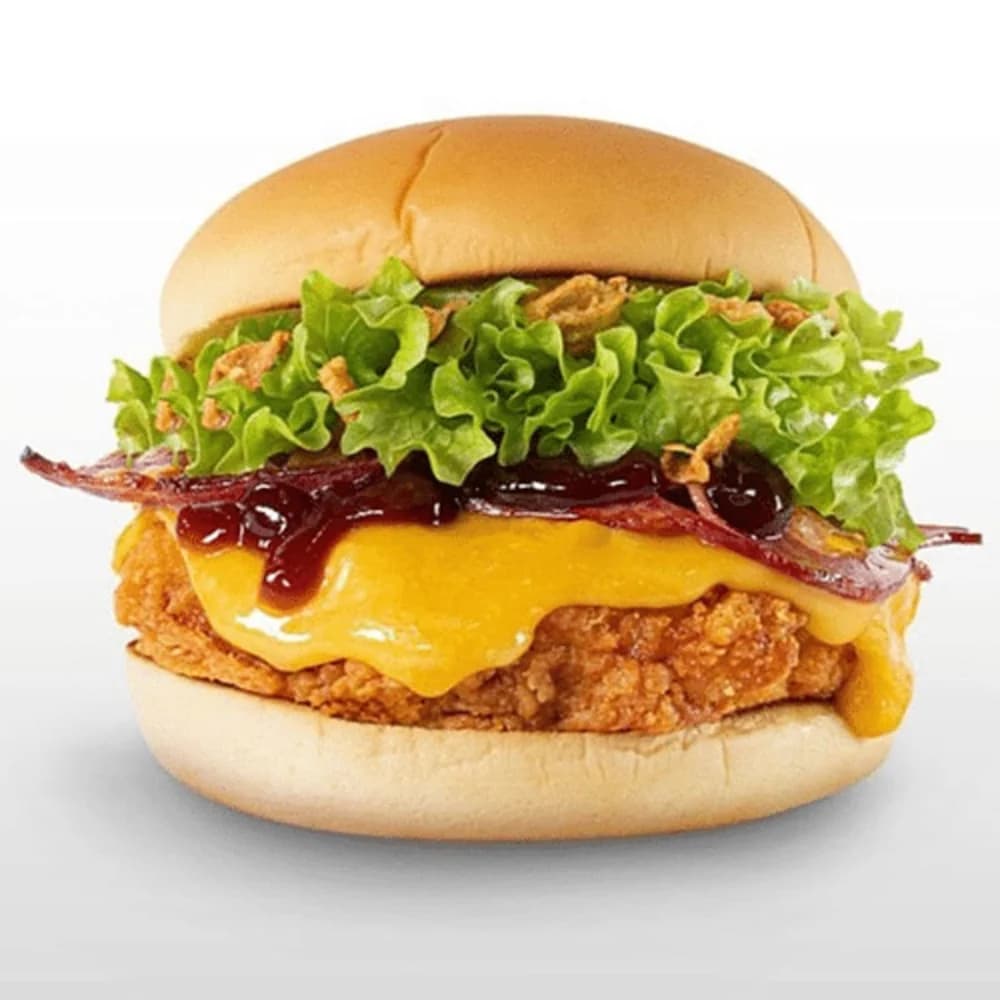 Crispy chicken met dubbele cheese, halal bacon, BBQ saus en crispy onions. Rook, cheese en crunch in één potato bun.